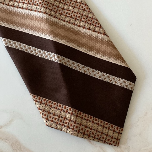 Elegant Brown Striped Men's Tie - Picture 3 of 4